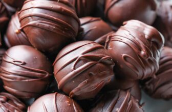 No-Bake Peanut Butter Balls Recipe l Cookies and Cups